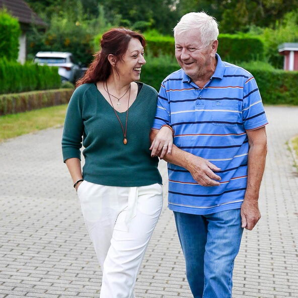 Ein freundliches Gespräch zwischen Netzwerkpartnern im Pflegenetzwerk beim Spaziergang in der Börde.