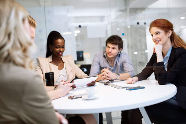 Partner brainstormen Ideen für das Pflegenetzwerk in einem modernen Besprechungsraum.